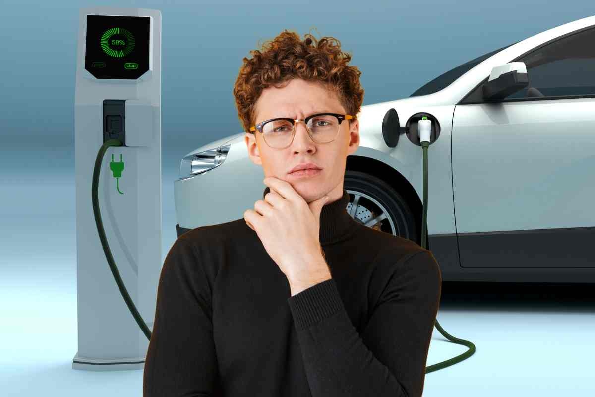 Uomo perplesso e auto elettrica