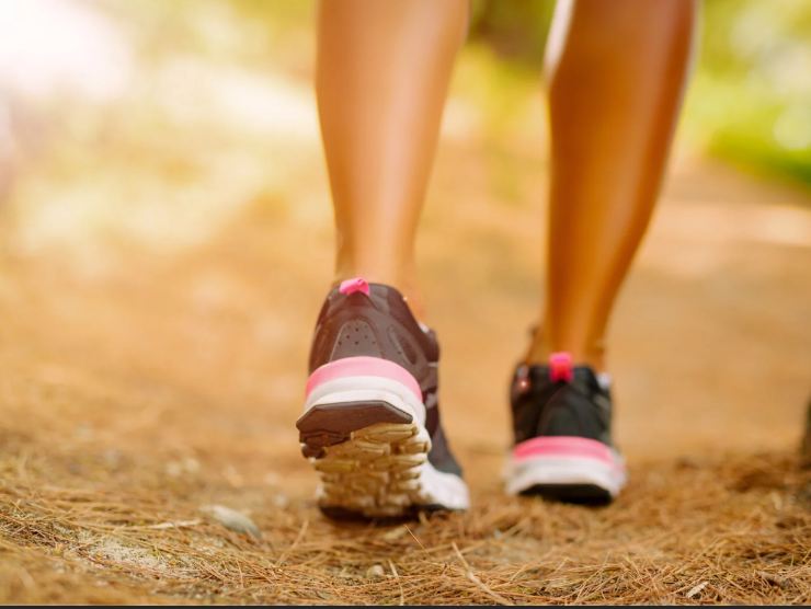 ragazza fa una camminata